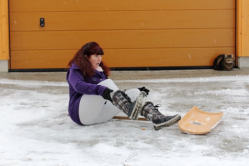 WHAT HAPPENS IF YOU SLIP AND FALL ON SOMEONE’S DRIVEWAY? SOMETHING PROPERTY OWNERS SHOULD KNOW